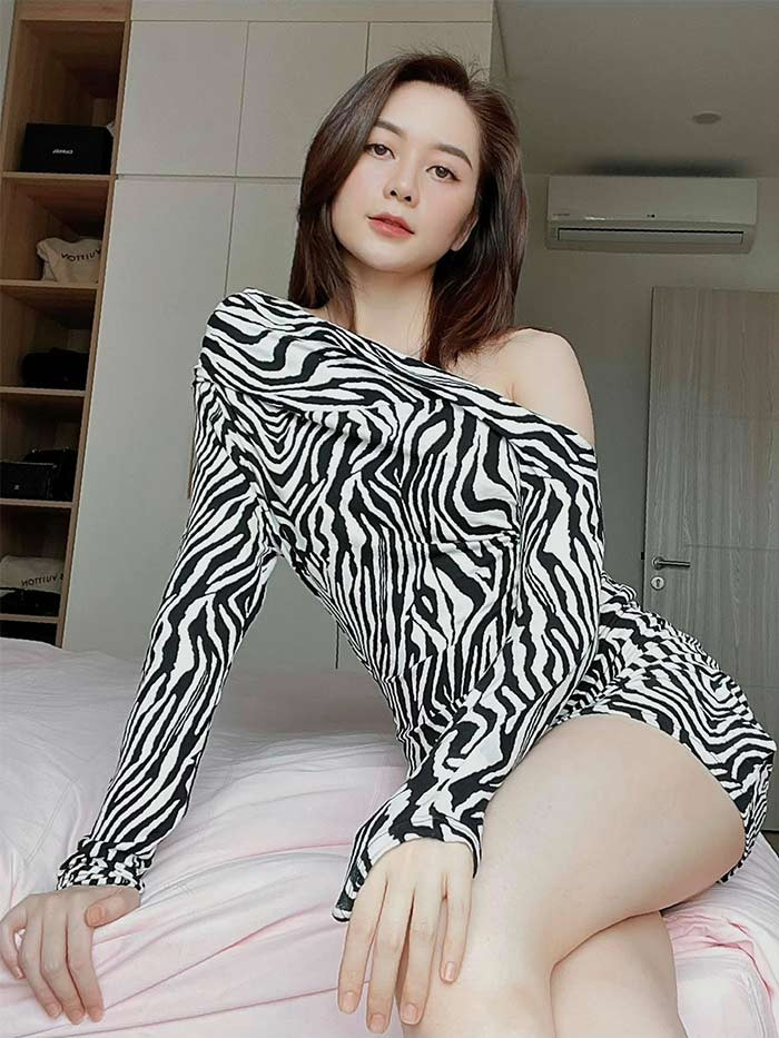 Thiều Bảo Trang được nhiều người biết tới khi tham gia The Voice - Giọng hát Việt 2012 và bị dính tin đồn có mối quan hệ “thân thiết” với Giám đốc âm nhạc, nhạc sĩ Phương Uyên.