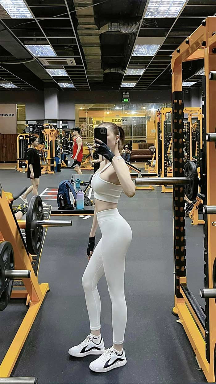 Tập luyện đều đặn giúp cho Thiều Bảo Trang sở hữu body vạn người mê.