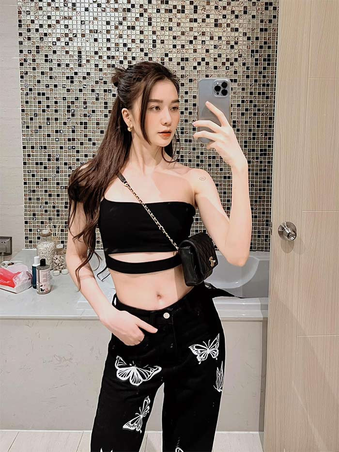 Tự tin với vóc dáng chuẩn, Thiều Bảo Trang thường diện trang phục khoe được vòng eo thon và vòng 1 đẹp mắt.