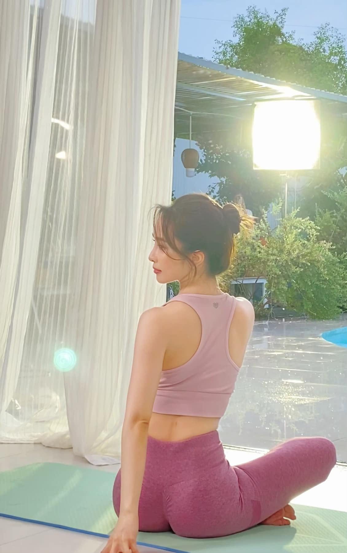 "Mỹ nhân của vũ trụ phim VTV" cũng luôn biết cách khoe triệt để vẻ đẹp hình thể của mình qua các trang phục gợi cảm và bó sát.