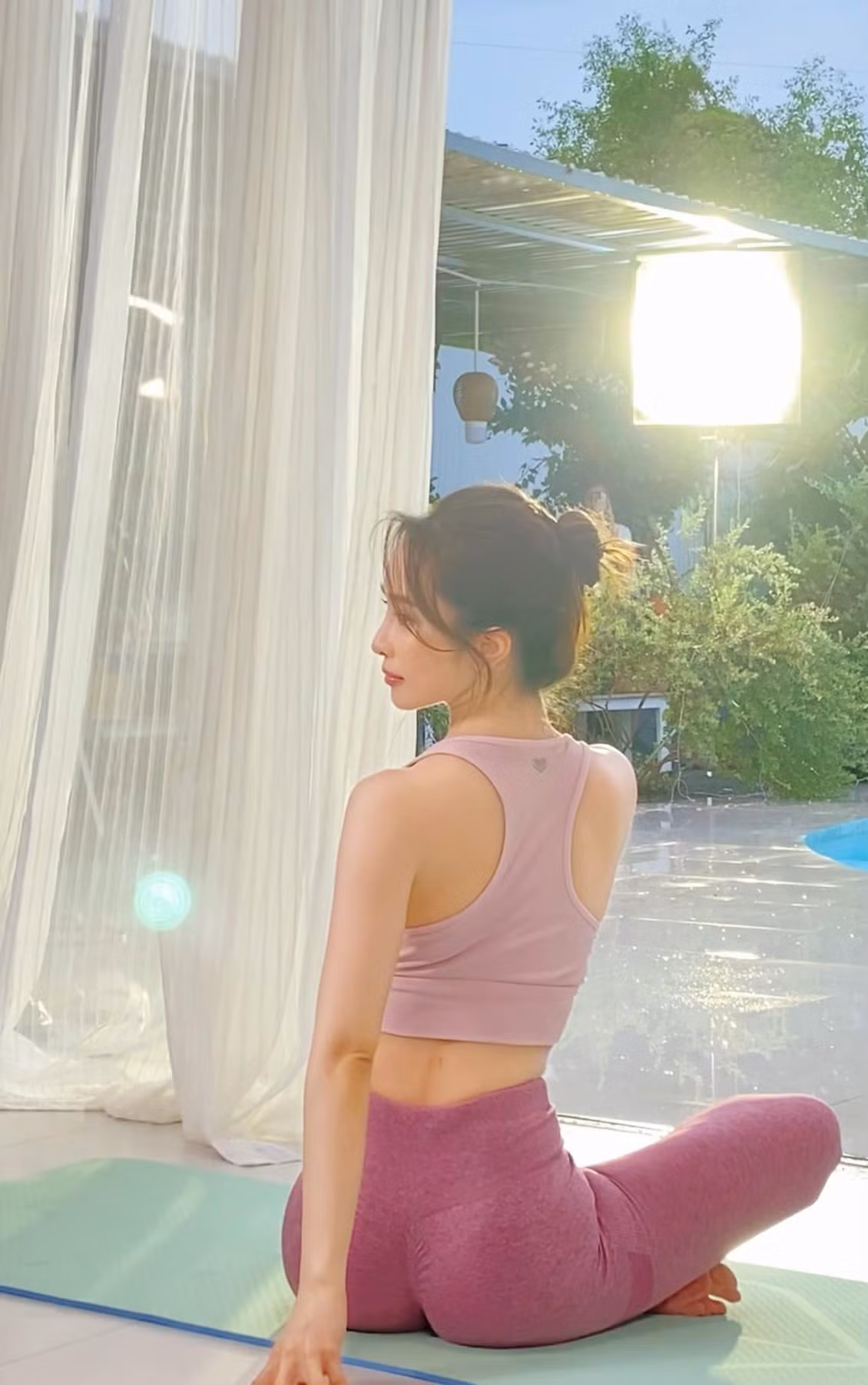 "Mỹ nhân của vũ trụ phim VTV" cũng luôn biết cách khoe triệt để vẻ đẹp hình thể của mình qua các trang phục gợi cảm và bó sát.