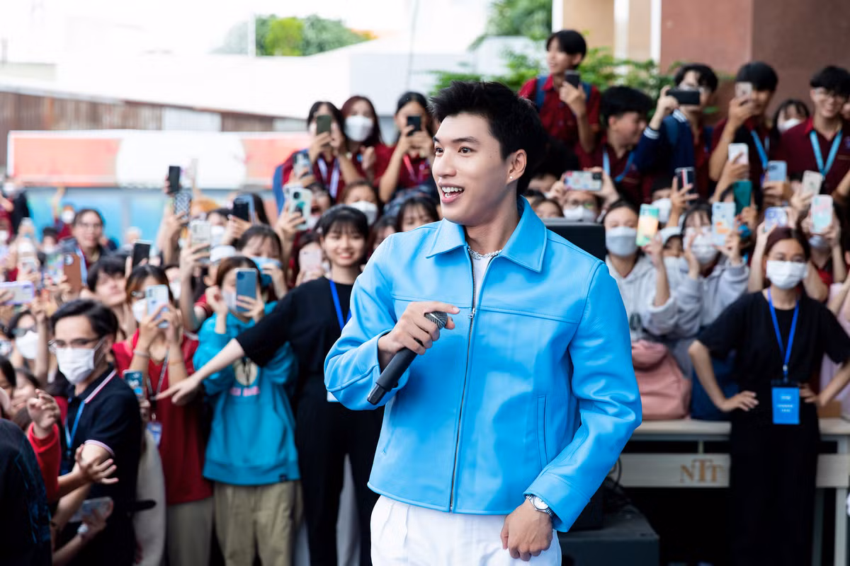 Nhiều fan cho rằng Hieuthuhai phù hợp với phong cách nam tính và bụi bặm hơn. Tuy vậy, không ít fan nữ bày tỏ: "Đẹp trai thì mặc gì cũng đẹp".