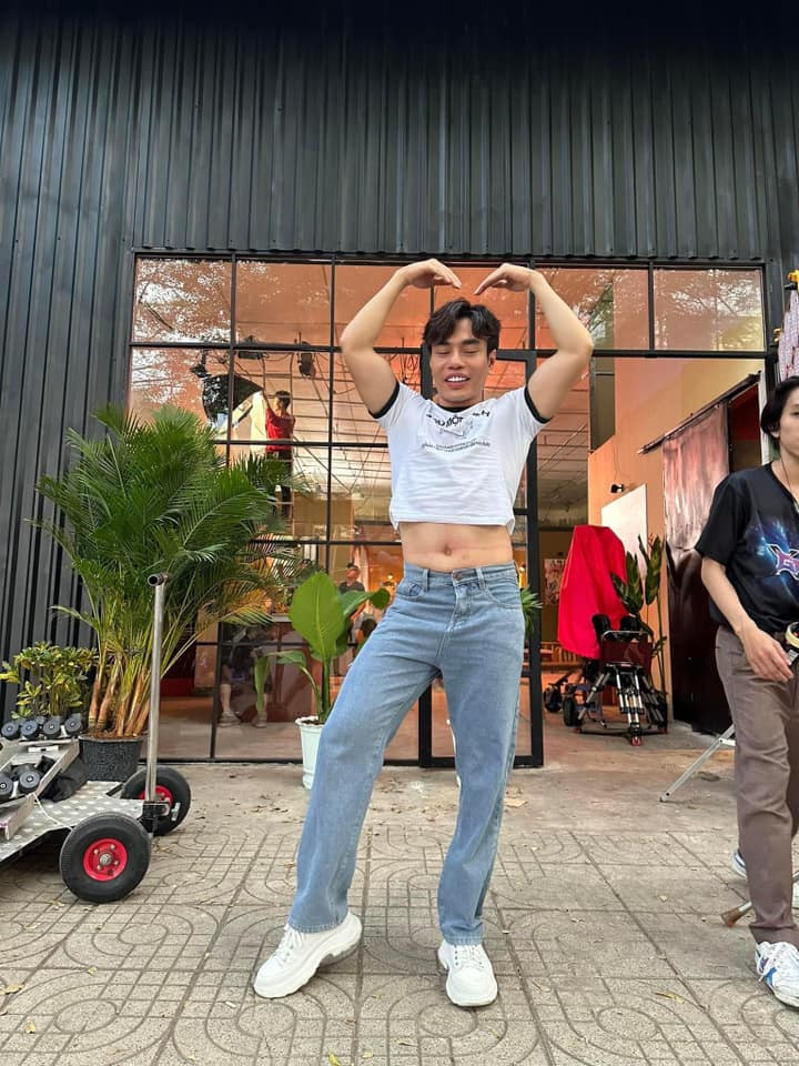 Cùng tham gia "2 Ngày 1 Đêm", Dương Lâm từng bày tỏ muốn "hơn thua" với Hieuthuhai vì "quá đẹp trai và duyên dáng, làm không lại".