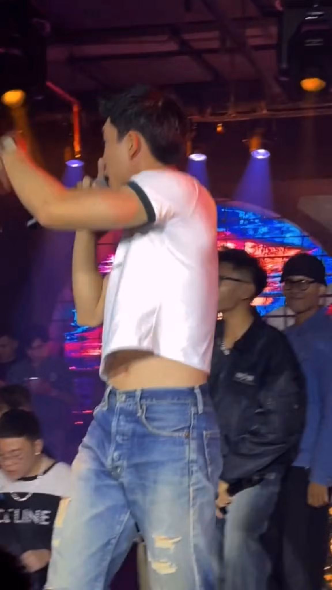 Trong hình ảnh mới nhất tại một quán bar, Hieuthuhai trưng diện một chiếc áo thun crop top khá nữ tính kết hợp với quần jean rách gối bụi bặm.