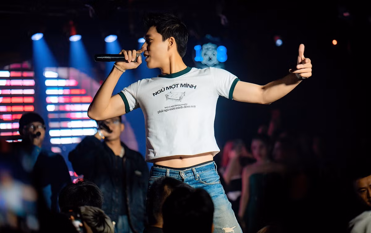 Tuy vậy, thời gian gần đây, rapper 23 tuổi liên tục gây sốt bởi thời trang lạ lẫm khi đi diễn. Ảnh: FBNV.
