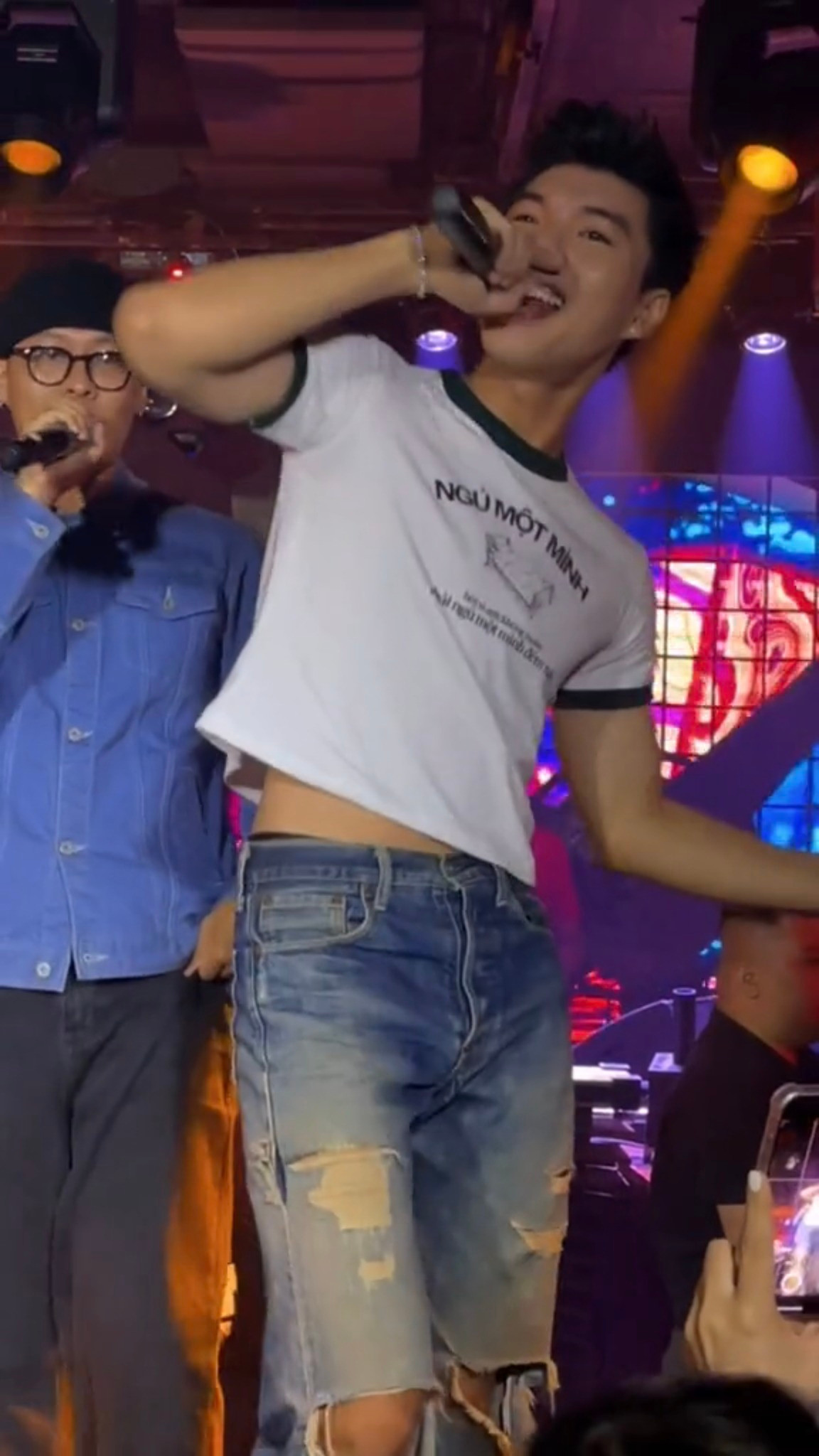 Vừa biểu diễn, nam rapper vừa để lộ vòng eo phẳng lì như con gái.