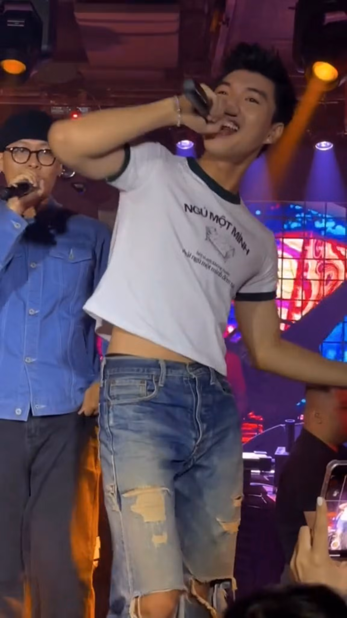 Vừa biểu diễn, nam rapper vừa để lộ vòng eo phẳng lì như con gái.