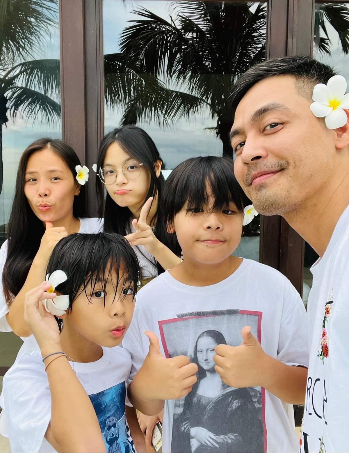 Mới đây nhất, trên trang cá nhân của mình, MC Phan Anh đăng tải khoảnh khác cùng vợ và 3 con đi du lịch Nha Trang, kèm theo dòng chia sẻ: "Đi chơi lúc nào cũng vui, trừ những lúc chụp hình cả gia đình là phải... ép. Mà ép được là cứ ép thôi, chứ tháng sau, 2 năm nữa cô gái kia tròn 18 rồi, lúc đó thì chịu. Cám ơn các con vì đã chọn bố mẹ để đến với cuộc đời".