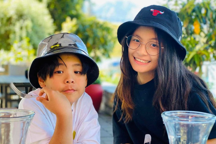 Ái nữ nhà Phan Anh ra dáng chị cả, đã trưởng thành hơn rất nhiều, khác xa hình ảnh bé Bo nhút nhát ngày nào trong "Bố ơi! Mình đi đâu thế?".