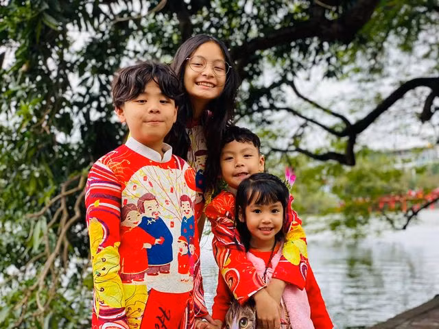 Nam MC chia sẻ chị cả - bé Bo là "phó nháy" cho bố mẹ trong những bức ảnh lãng mạn.