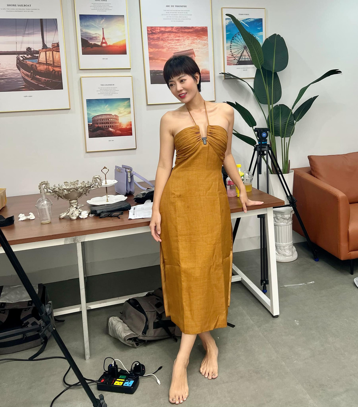 Cô đặc biệt yêu thích những trang phục khoe triệt để vòng một căng đầy.