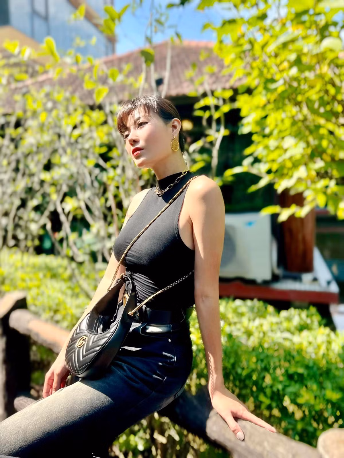 Thời gian gần đây, Á hậu Hải Dương Thanh Hương thường xuyên diện các trang phục ôm sát hay hở hang táo bạo khoe ba vòng "nét căng".