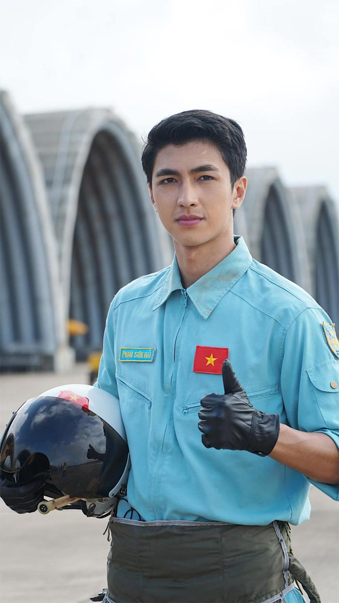 Nghỉ học Đại học Công nghiệp, Bình An thi vào Đại học Sân khấu Điện ảnh. Thời điểm đó, Bình An phải chạy xe ôm ở bến xe Mỹ Đình rồi làm phục vụ tại một quán ăn để có tiền theo học điện ảnh.