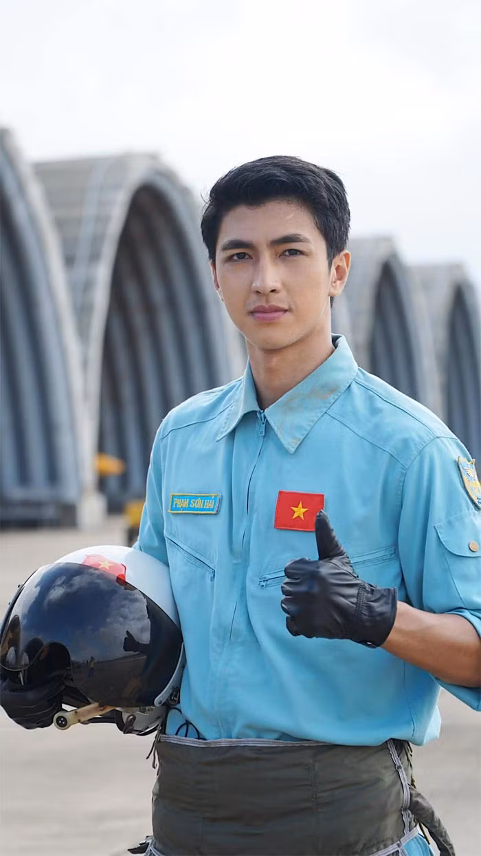 Nghỉ học Đại học Công nghiệp, Bình An thi vào Đại học Sân khấu Điện ảnh. Thời điểm đó, Bình An phải chạy xe ôm ở bến xe Mỹ Đình rồi làm phục vụ tại một quán ăn để có tiền theo học điện ảnh.