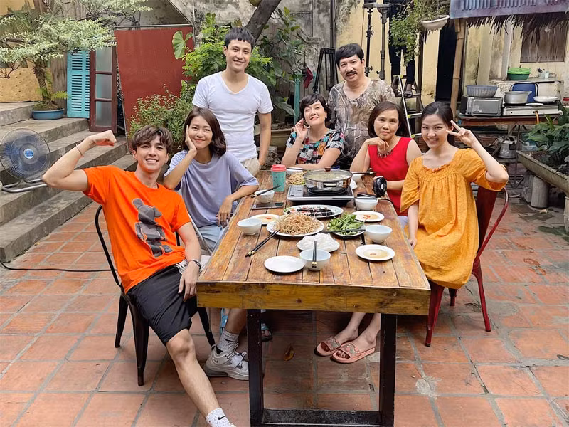 Nam diễn viên sinh năm 1993 từng quen mặt với khán giả qua một loạt phim như: " 5S Online", "Lạc giới", "Mối tình đầu của tôi", "Zippo, mù tạt và em", "Đi qua mùa hạ", "Ngược chiều nước mắt", "Tình khúc bạch dương", "Chạy trốn thanh xuân", "Những cô gái trong thành phố", "Tiệm ăn dì ghẻ", "11 tháng 5 ngày", "Mặt nạ gương" và mới đây nhất là "Gara hạnh phúc".