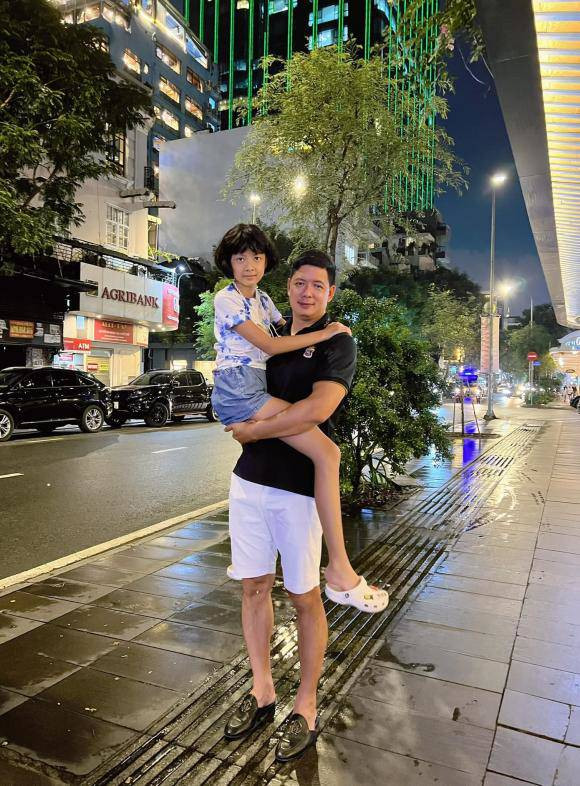 Nam siêu mẫu cũng nổi tiếng trong giới Vbiz là ông bố yêu chiều con.