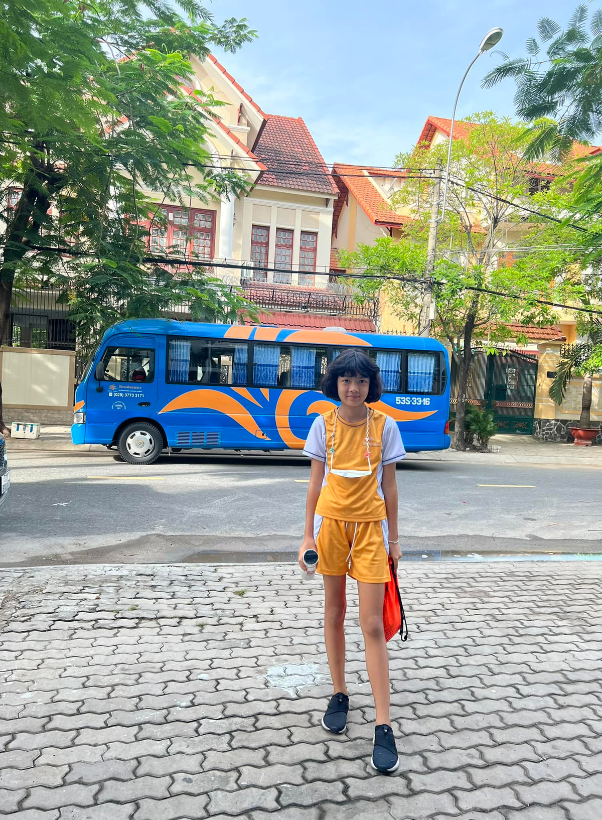 Bà xã Bình Minh từng bày tỏ sự thán phục với nàng út khi tiết lộ, trong khóa hè vận động vừa qua, An Như tham gia học đá bóng, bóng rổ, bóng chuyền, cầu lông xen kẽ và bơi lội. Dù học trong 2 tuần liên tiếp, mỗi ngày chơi 4 tiếng, nhưng cô bé không hề cảm thấy mệt mỏi hay bị quá sức. "Đấy, các mẹ hỏi sao mấy chị nhà mình chân dài, sao cao thế? Được thừa hưởng gen ba là một phần, dinh dưỡng đúng là một phần, còn lại là do chơi thể thao miệt mài đó cô chú ơi", doanh nhân Anh Thơ chia sẻ bí quyết giúp con cao lớn mỗi ngày.