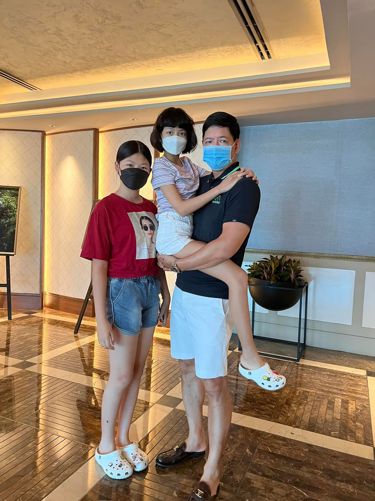 Dù lớn phổng phao, cao gần bằng mẹ Anh Thơ nhưng gái út nhà Bình Minh vẫn thích được bố bồng bế cưng chiều.