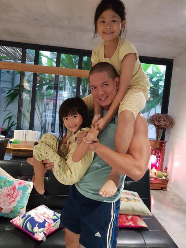 Hai con gái của Bình Minh và Anh Thơ rất quấn bố.