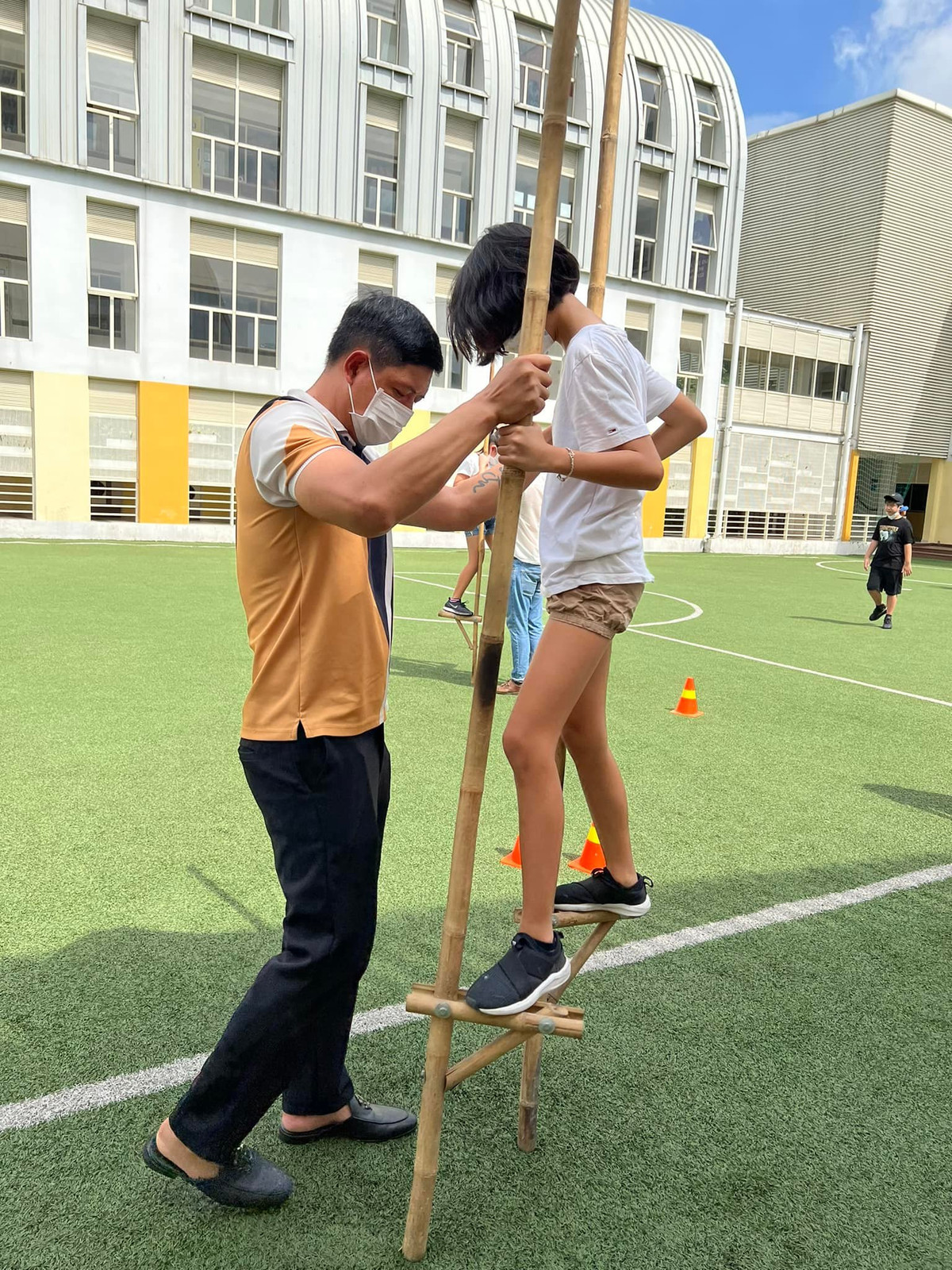 Gia đình Bình Minh đầu tư nhiều cho giáo dục thể chất và kỹ năng sống cho các con.