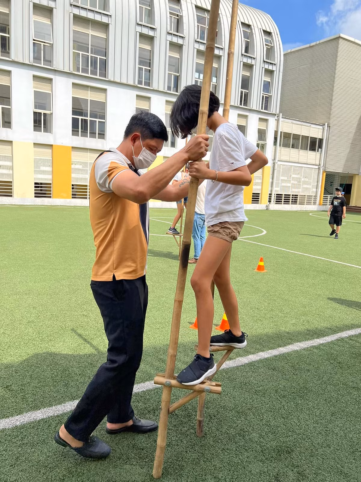 Gia đình Bình Minh đầu tư nhiều cho giáo dục thể chất và kỹ năng sống cho các con.