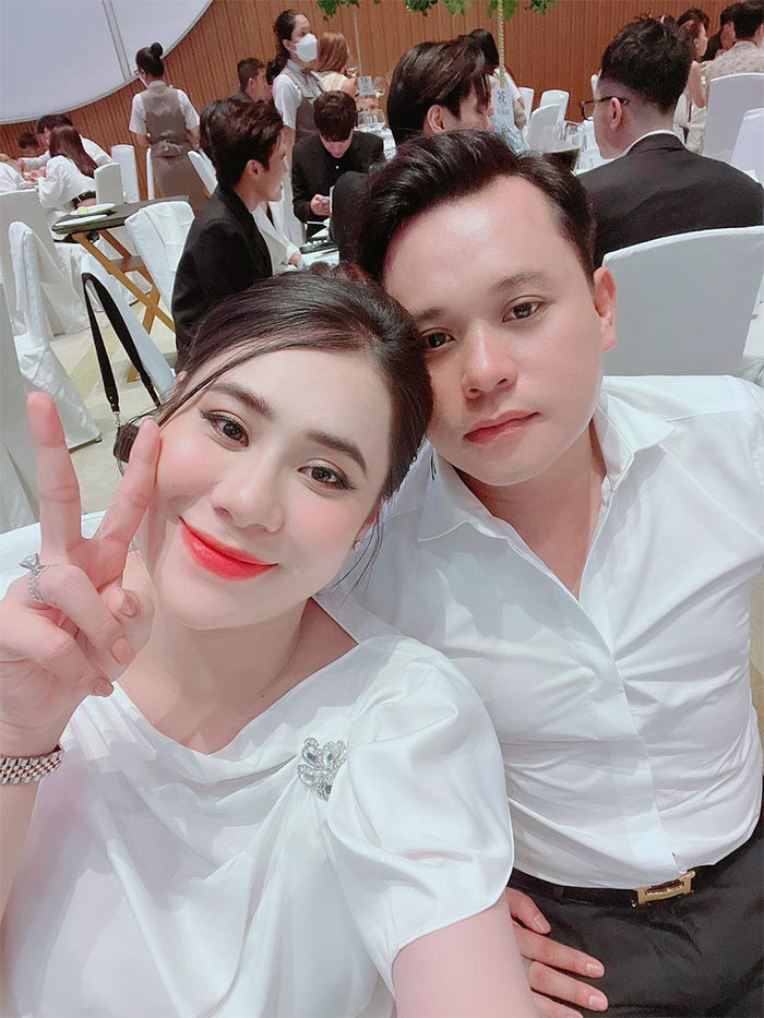 Từ khi lên xe hoa, cuộc sống Hồ Bích Trâm sang một trang mới, cô được chồng chăm sóc, nâng niu. Nhất là khi mang bầu, cô thường xuyên được chồng hộ tống tới các sự kiện vì sợ vợ đi lại một mình không thuận lợi.