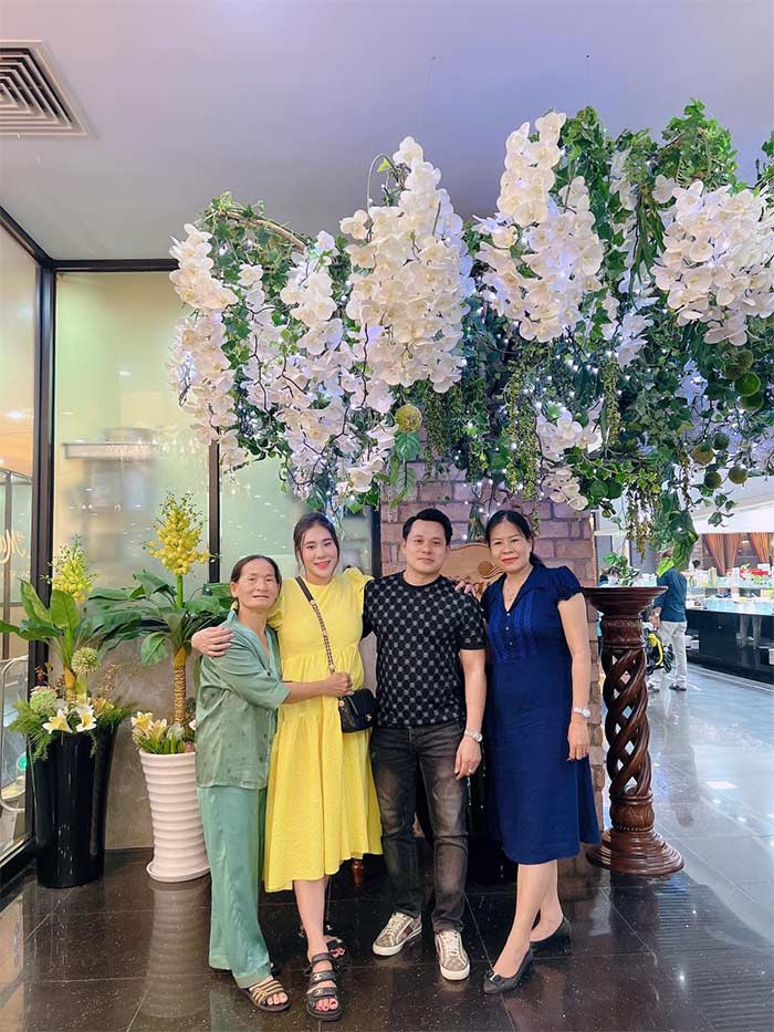 Sau khi kết hôn, Hồ Bích Trâm luôn được gia đình hai bên và ông xã hết mực yêu thương, chăm sóc.