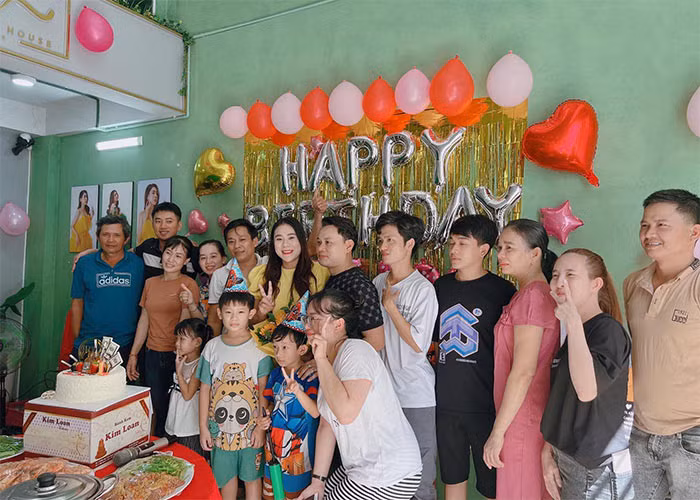 Không chỉ được chồng tặng xế hộp, trước đó Hồ Bích Trâm còn được chồng doanh nhân tặng nhiều đồ hiệu đắt tiền.