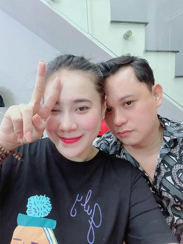 "Dù bận cỡ nào thì sáng anh cũng dậy mua đồ ăn sáng, pha sữa đều đặn mỗi ngày cho hai mẹ con. Ông xã cũng thường xuyên đưa tôi đi sự kiện, xuất hiện cùng vợ trên mạng xã hội nên cũng khiến mình thấy ấm áp hơn", nữ diễn viên "Muôn kiểu làm dâu" chia sẻ.