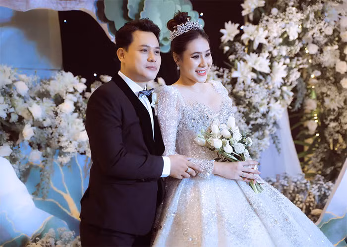 Tháng 5/2021, Hồ Bích Trâm kết hôn với doanh nhân Quản Trọng, hơn 7 tuổi. Cặp đôi tổ chức hôn lễ ở quê nhà Quảng Ngãi. Ngày 19/6/2022, nữ diễn viên tổ chức tiệc báo hỷ tại TP HCM.