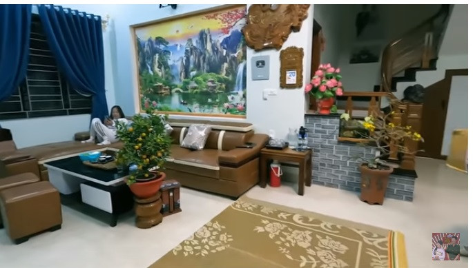 Bên trong cơ ngơi khang trang của Lê Thị Dần được bày trí khá đẹp với căn phòng khách rộng rãi. Ảnh: Cắt clip Youtube.