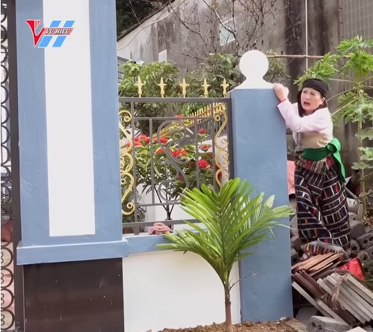 Lê Thị Dần thường xuyên quay video hài với bối cảnh là cơ ngơi khang trang của hai vợ chồng.