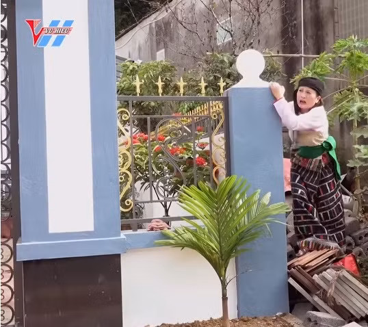 Lê Thị Dần thường xuyên quay video hài với bối cảnh là cơ ngơi khang trang của hai vợ chồng.