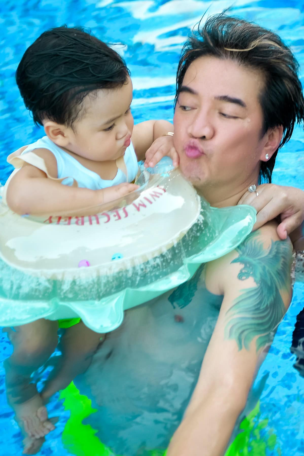 Khoảnh khắc đời thường của hai cha con Đàm Vĩnh Hưng.