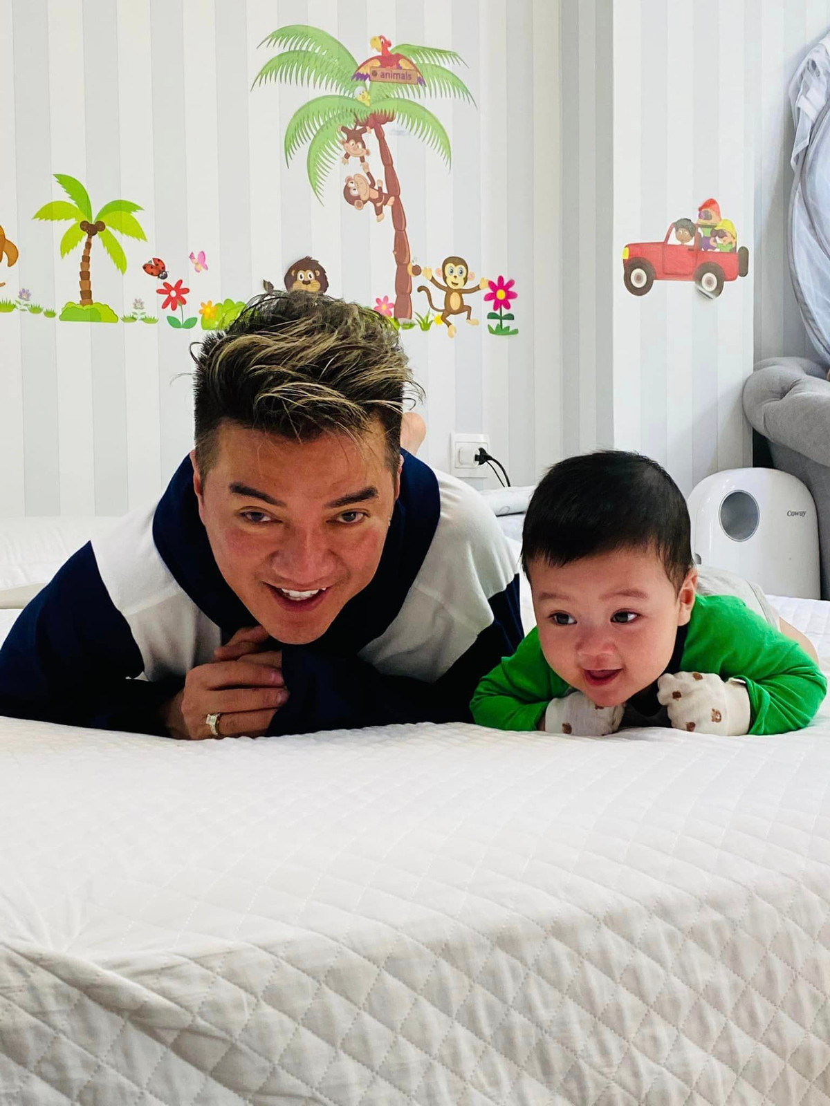 Đàm Vĩnh Hưng đúng chuẩn ông bố "bỉm sữa", chăm sóc con tỉ mỉ và chu đáo.