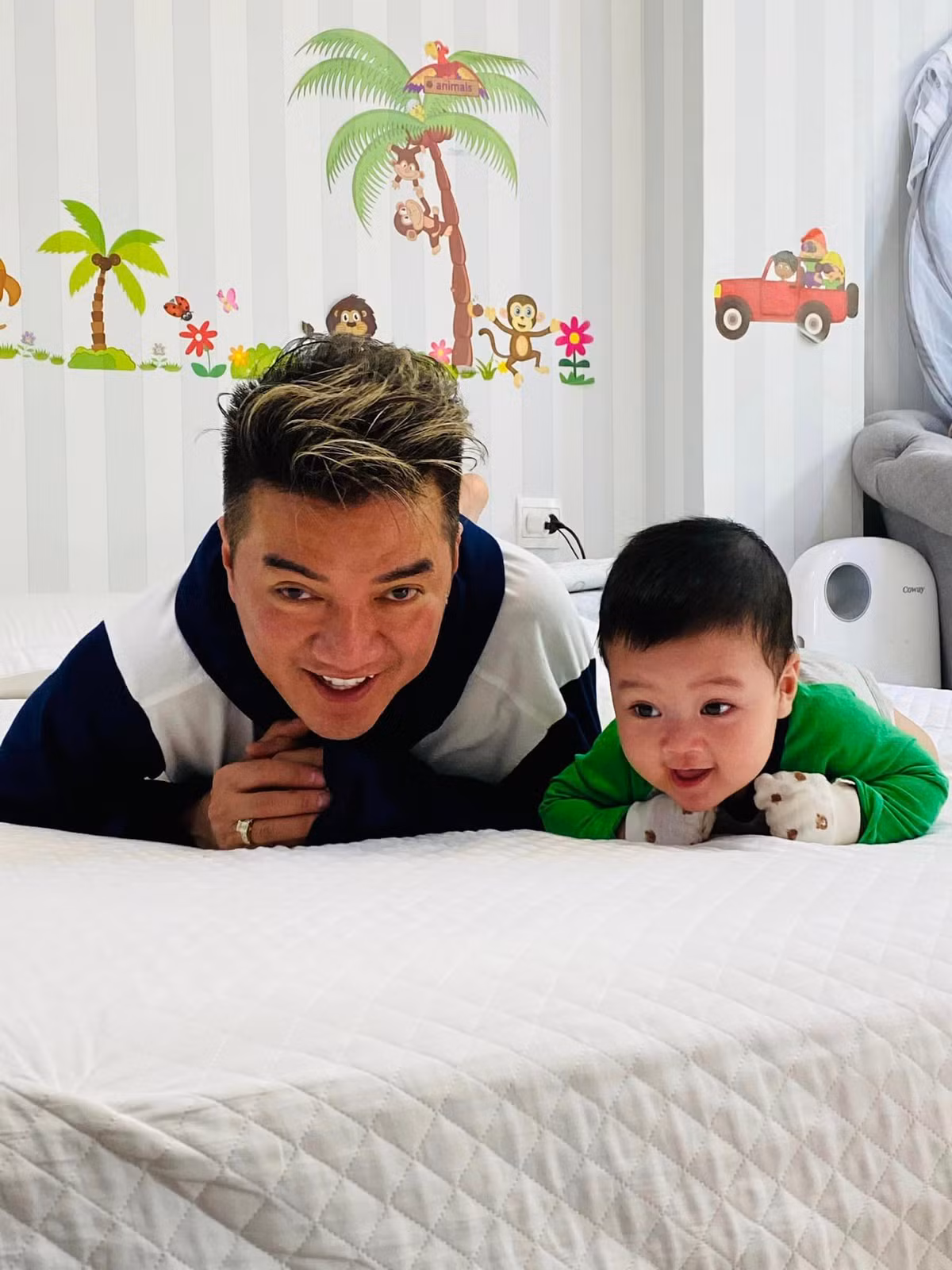 Đàm Vĩnh Hưng đúng chuẩn ông bố "bỉm sữa", chăm sóc con tỉ mỉ và chu đáo.