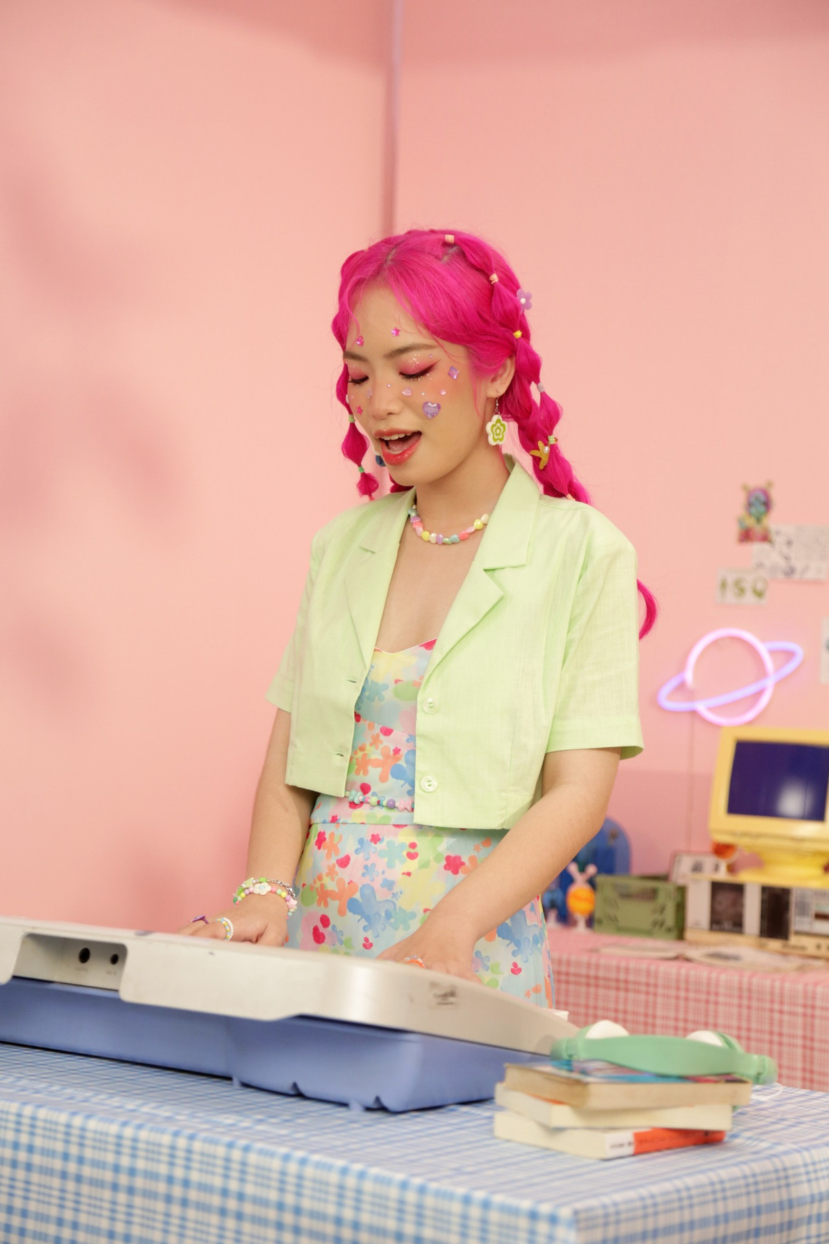  Con gái ca sĩ Duy Mạnh nhận được nhiều sự hỗ trợ và động viên của ông bố nổi tiếng để theo đuổi sự nghiệp ca hát. "Bố muốn mày làm giáo viên dạy đàn. Nhưng mày lại muốn bay nhảy và thăng hoa! Thế thì thôi… bố cũng chịu con rồi con ạ! Dù sao bố cũng chúc con thành công với con đường mình lựa chọn!", nam ca sĩ chia sẻ trên trang cá nhân.