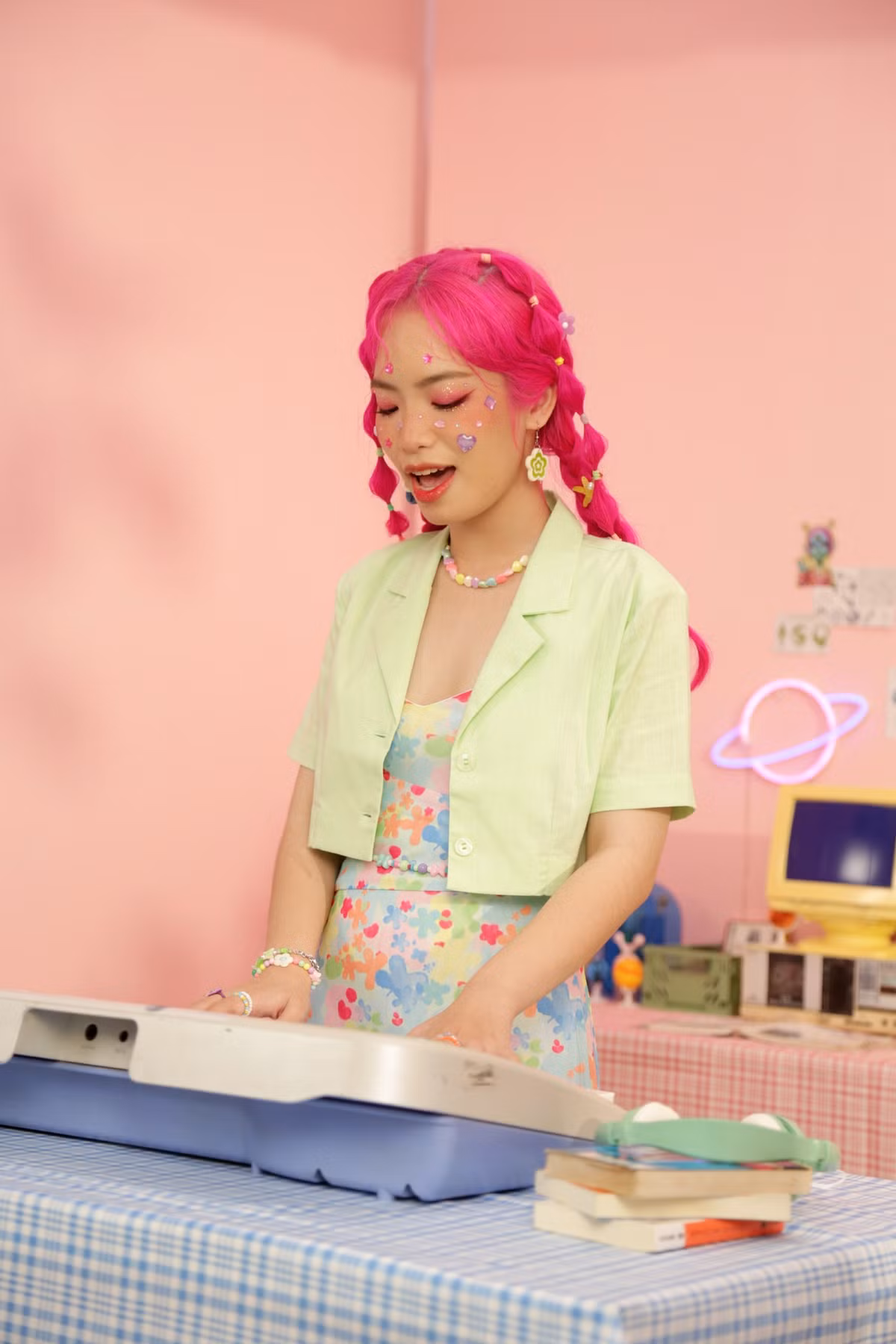  Con gái ca sĩ Duy Mạnh nhận được nhiều sự hỗ trợ và động viên của ông bố nổi tiếng để theo đuổi sự nghiệp ca hát. "Bố muốn mày làm giáo viên dạy đàn. Nhưng mày lại muốn bay nhảy và thăng hoa! Thế thì thôi… bố cũng chịu con rồi con ạ! Dù sao bố cũng chúc con thành công với con đường mình lựa chọn!", nam ca sĩ chia sẻ trên trang cá nhân.