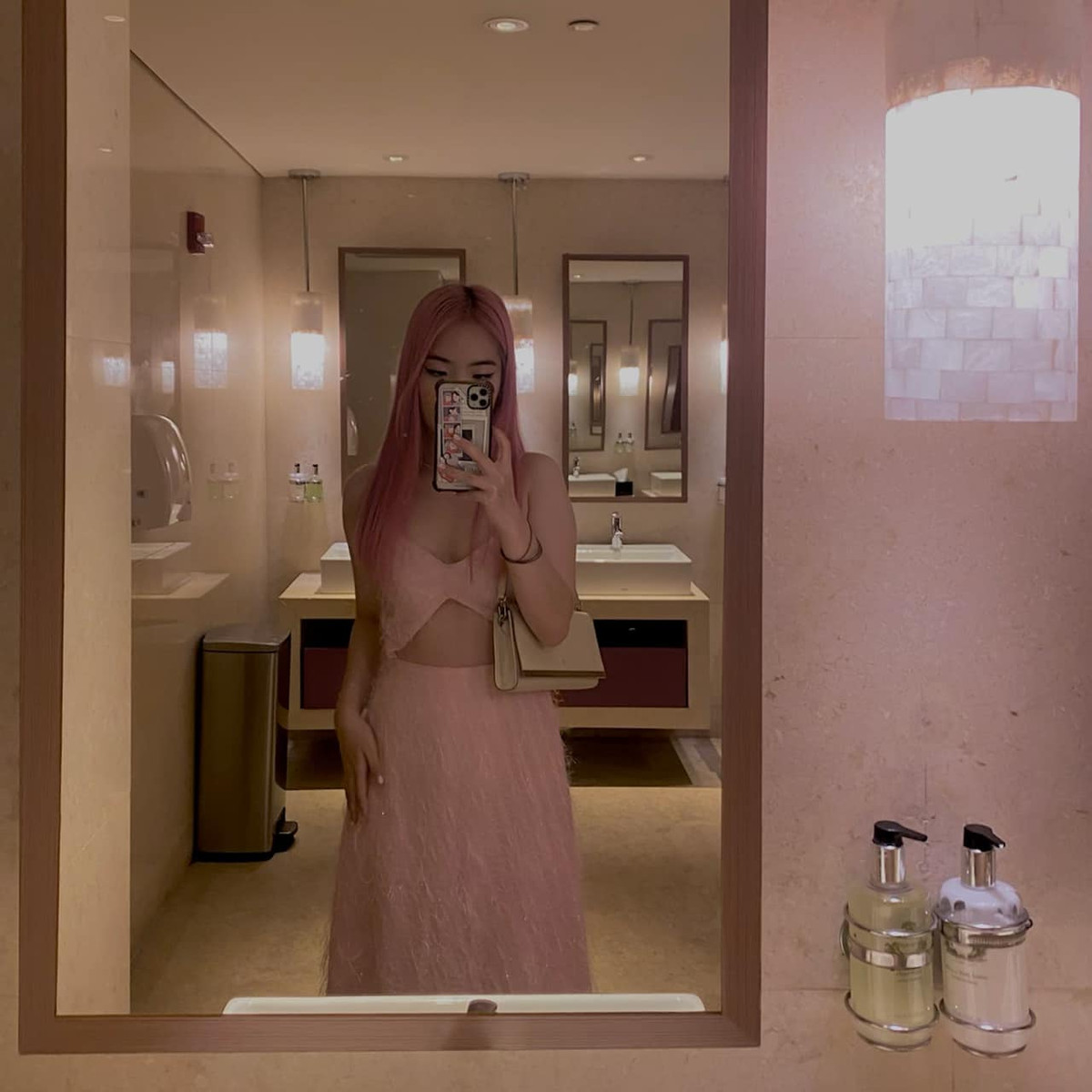 Dù ít xuất hiện cùng bố nhưng Thu Cầm được khen tài năng không thua kém gì nhiều ái nữ nhà sao Việt. Cô từng theo học khoa piano tại Nhạc viện TP HCM và có thời gian du học tại Cao đẳng Âm nhạc Saint Louis ở Italy.