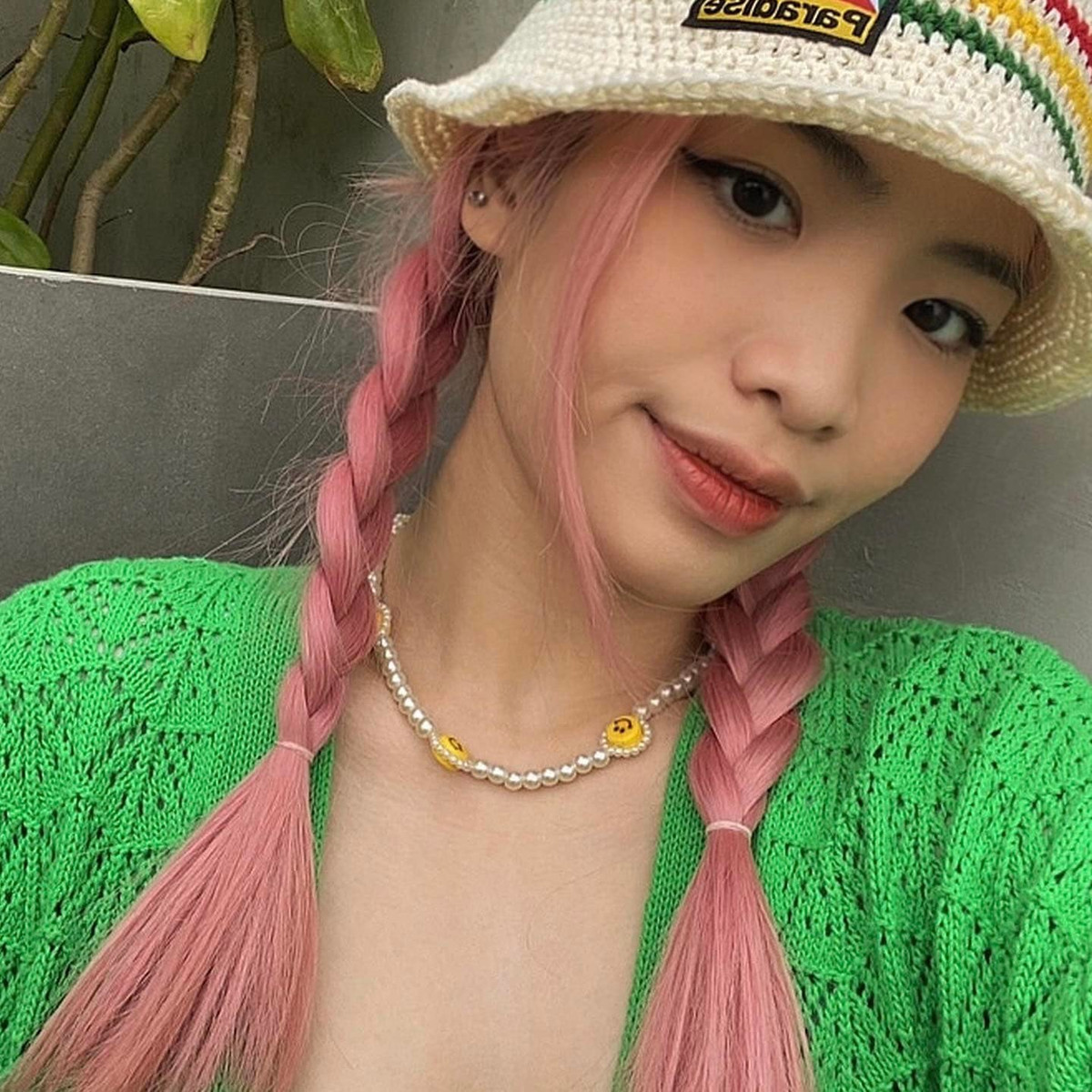 Hình ảnh "lột xác" của Thu Cầm với mái tóc hồng cá tính, gương mặt trang điểm đậm pha chút tình nghịch.