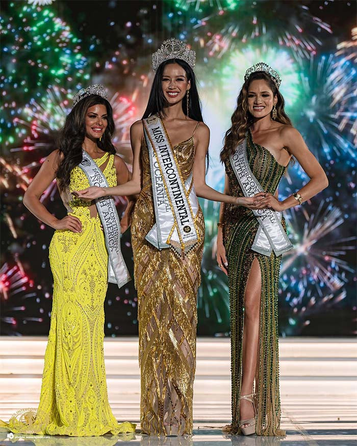  Bảo Ngọc cùng hai á hậu trên sân khấu đêm chung kết Hoa hậu Liên lục địa 2022. Ảnh: FB Miss Intercontinental