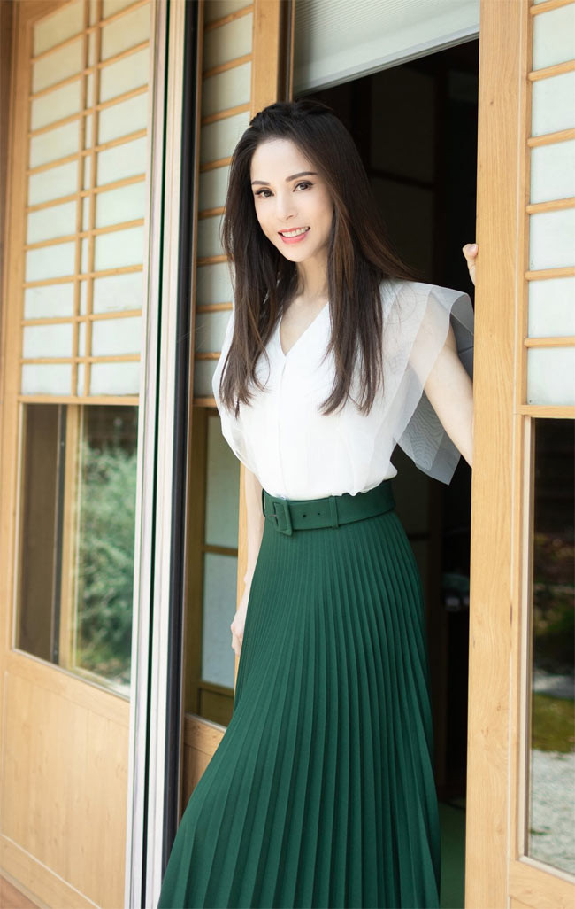 Vóc dáng, làn da của Lý Nhược Đồng nuột nà, trẻ trung như cô gái đang thì xuân sắc.