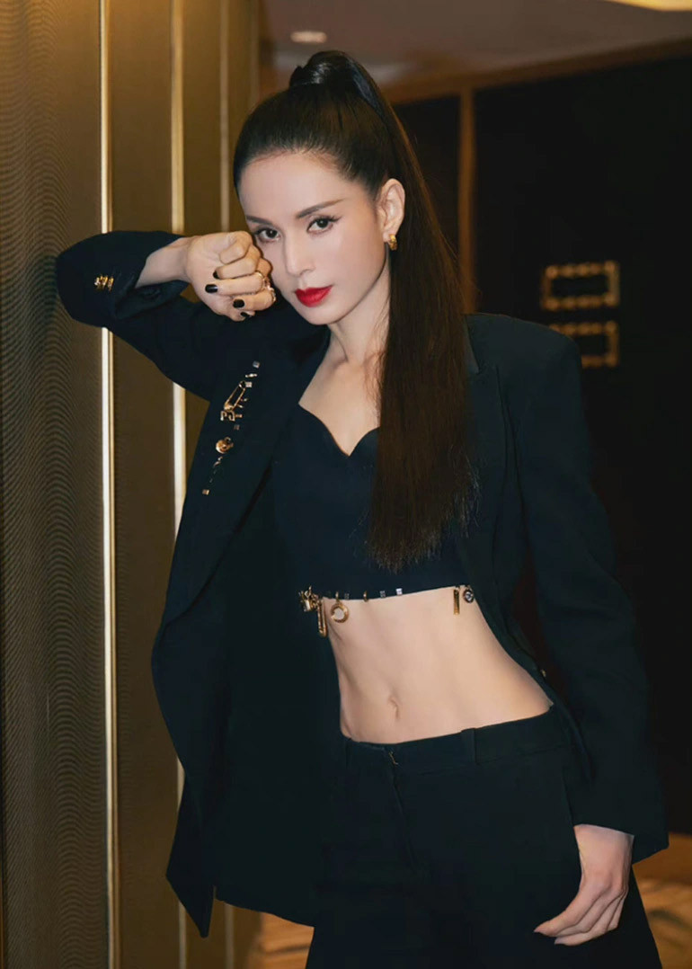 Vòng eo 58 và vùng bụng phẳng lì của Lý Nhược Đồng khiến nhiều cô gái trẻ cũng phải ghen tị.