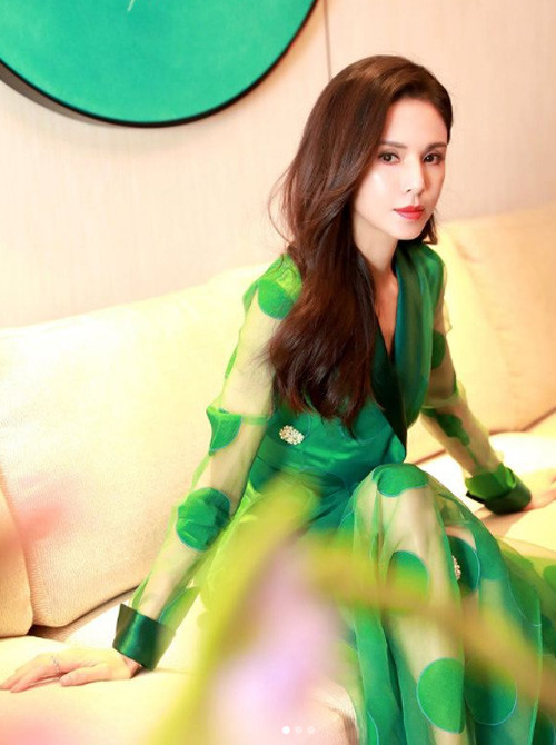 Vẻ đẹp không tuổi của nữ diễn viên "Thần điêu đại hiệp" khiến nhiều người ngỡ ngàng. Nhìn cô không ai nghĩ đã ở tuổi U60.