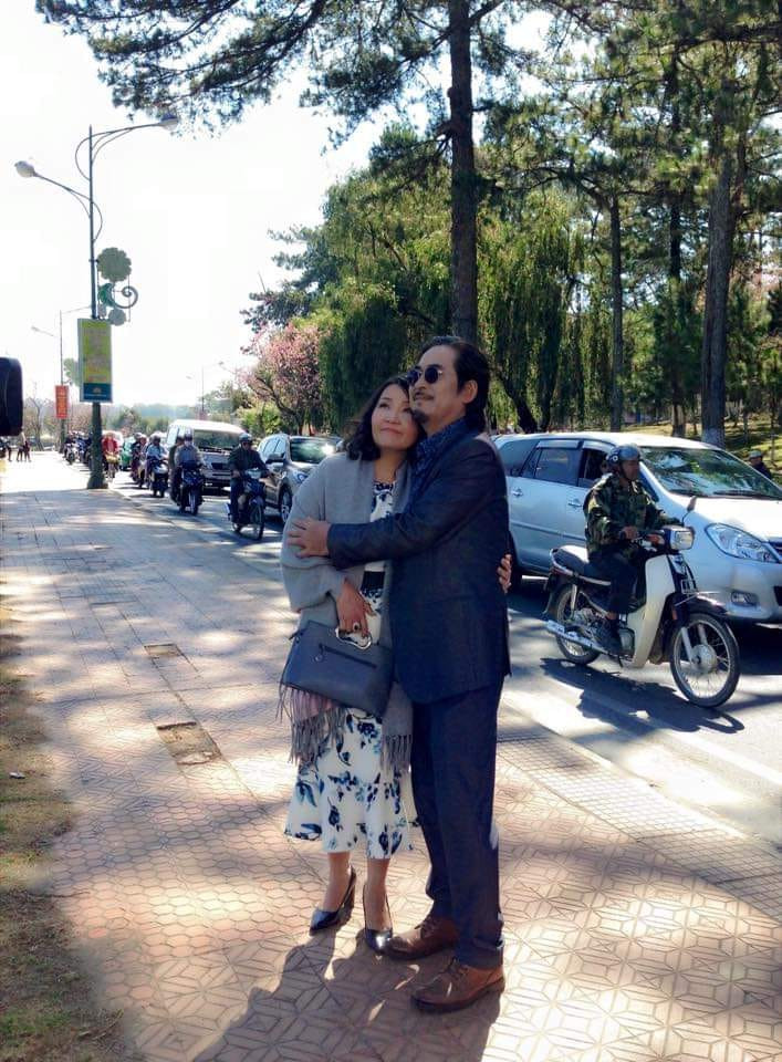 Bên nhau hơn 30 năm, vợ chồng nữ nghệ sĩ vẫn giữ được tình cảm mặn nồng, luôn bên cạnh nhau như hình với bóng.