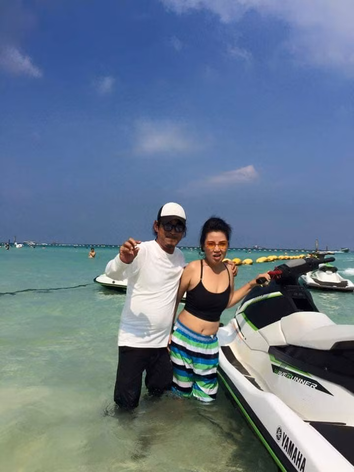 Cặp đôi đã hứa với nhau sẽ cùng đi du lịch để tận hưởng cuộc sống tuổi xế chiều. Trong chương trình "Bạn đời ăn ý", ông xã Ngân Quỳnh còn tiết lộ việc hai vợ chồng giữ thói quen uống cà phê cùng nhau, dành cho đối phương nụ hôn trước khi ngủ...