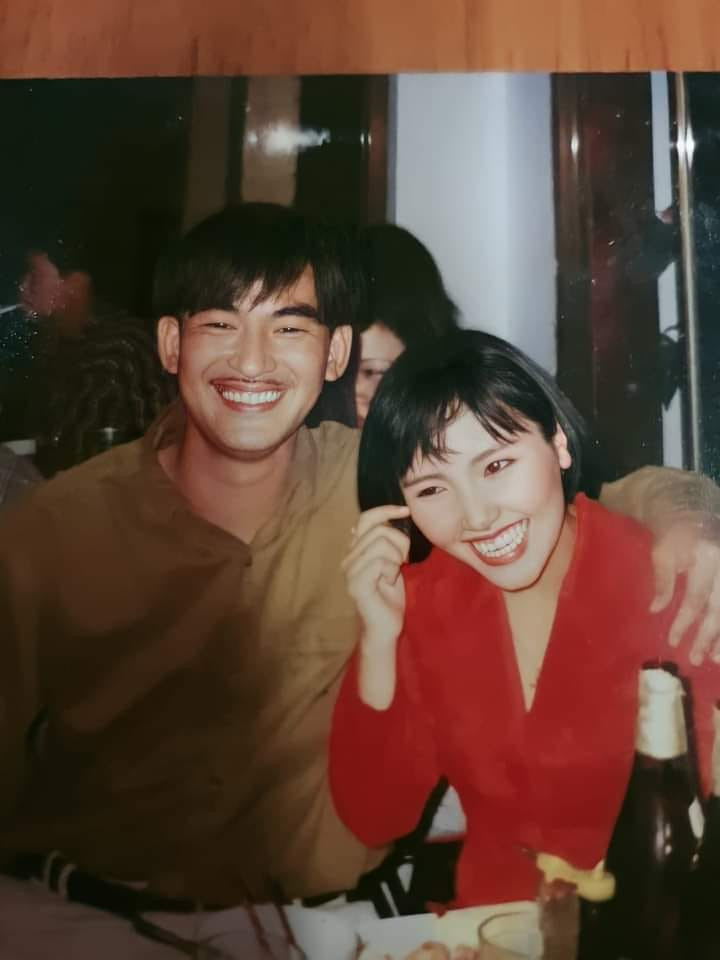 Trên trang cá nhân của mình, nữ nghệ sĩ chia sẻ nhiều hình ảnh thời còn trẻ của hai vợ chồng.