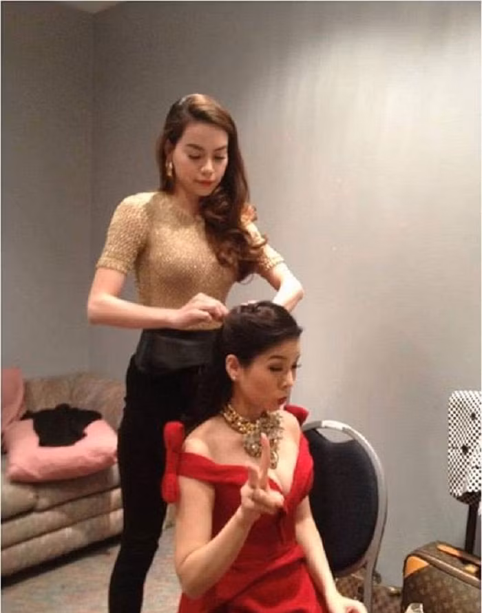 Hình ảnh hai người cùng đi làm từ thiện, làm tóc cho nhau ở hậu trường đủ thấy cả hai thân thế nào. (Ảnh: VTC)