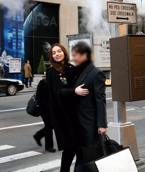 Tuy nhiên đến giữa năm 2015 tình bạn của Hồ Ngọc Hà và Lệ Quyên rạn nứt, cả hai không xuất hiện cùng nhau nữa. Rộ tin đồn cho rằng việc hai ca sĩ "nghỉ chơi" với nhau liên quan tới việc Hồ Ngọc Hà quan hệ tình cảm với đại gia kim cương, người đã có gia đình. (Ảnh:Vietnamnet)