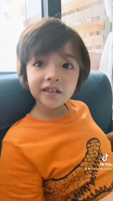 Không chỉ hiểu tâm lý của trẻ, nữ diễn viên "Khát vọng thượng lưu" còn dạy con biết chia sẻ, cách tự lập trong cuộc sống bắt đầu từ những hành động nhỏ như tự lấy nước uống, rồi đặt chén bát vào bồn rửa sau khi ăn...